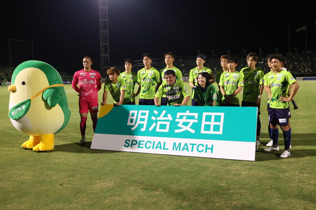 画像 : 2番目の画像 - 【写真】雨が激しく降る時間帯もあった一戦。鳥取が後半の3得点で5試合ぶりの勝利を収めた（写真◎石倉利英） - サッカーマガジンWEB