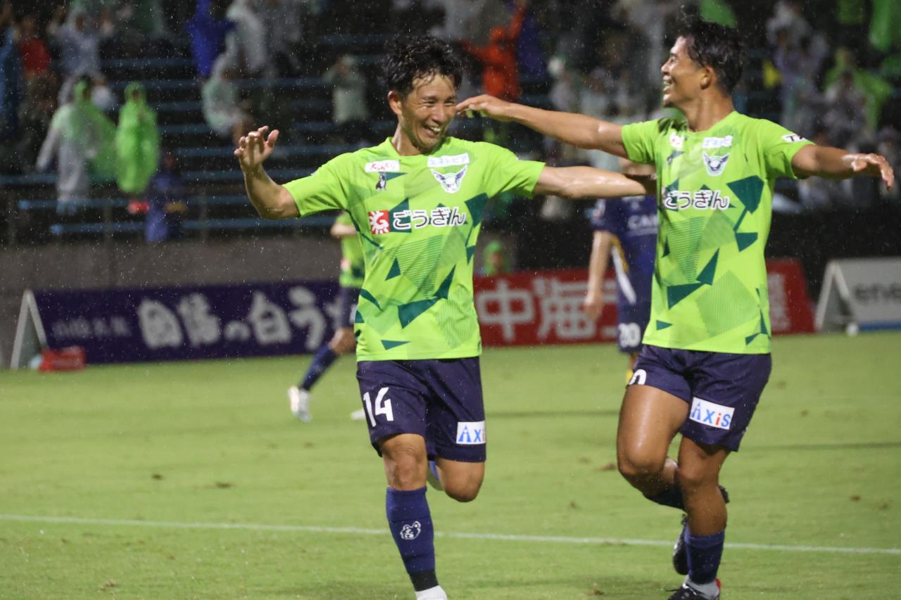 画像 : 6番目の画像 - 【写真】雨が激しく降る時間帯もあった一戦。鳥取が後半の3得点で5試合ぶりの勝利を収めた（写真◎石倉利英） - サッカーマガジンWEB