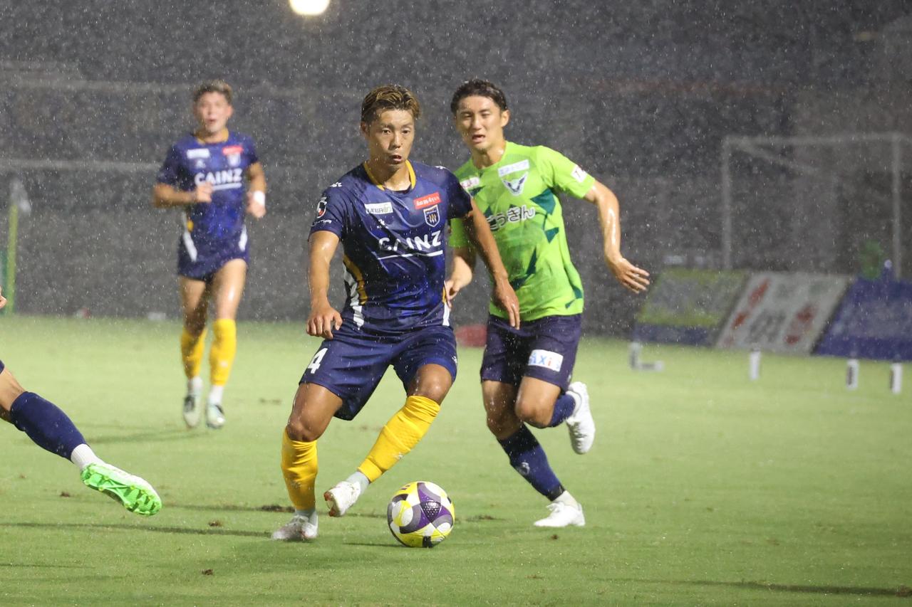 画像 : 4番目の画像 - 【写真】雨が激しく降る時間帯もあった一戦。鳥取が後半の3得点で5試合ぶりの勝利を収めた（写真◎石倉利英） - サッカーマガジンWEB