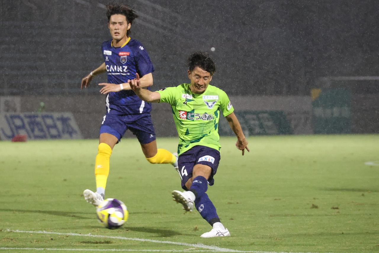 画像 : 5番目の画像 - 【写真】雨が激しく降る時間帯もあった一戦。鳥取が後半の3得点で5試合ぶりの勝利を収めた（写真◎石倉利英） - サッカーマガジンWEB