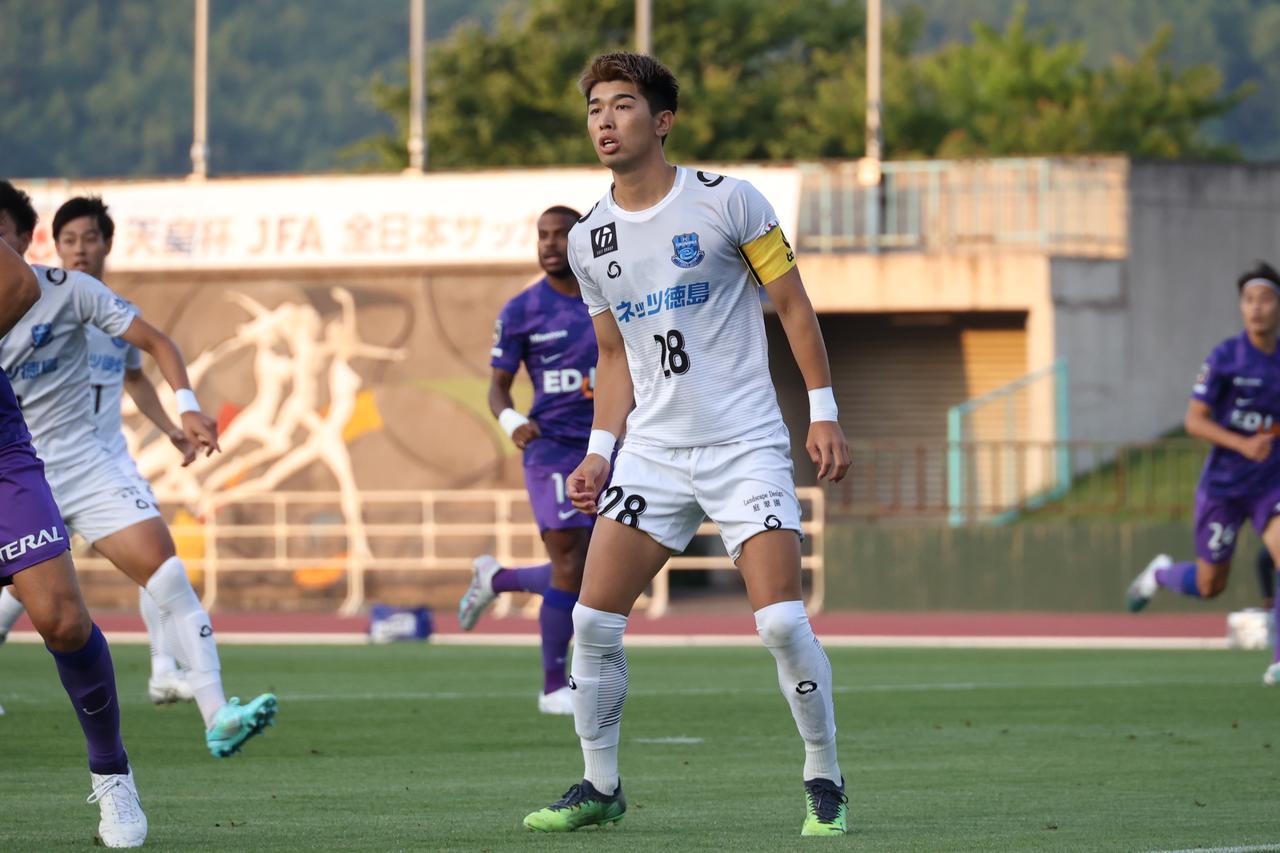 画像 : 2番目の画像 - 【写真】2021年のJエリートリーグでのプレーが認められ、翌22年に鳥取に加入した小林さんは、翌23年はFC徳島でキャプテンも務めた。今年から毎日コムネットで裏方としてサッカーに携わっている(写真◎石倉利英) - サッカーマガジンWEB