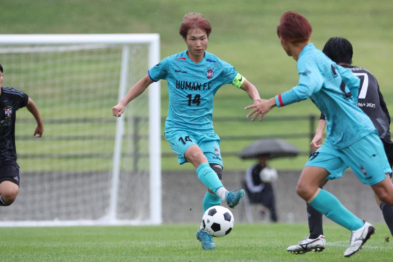 画像 : 2番目の画像 - 【写真】決勝でもキャプテンマークを巻いて光るプレーを見せた鈴木。優勝カップを受け取り、大会MVPに選出された（写真◎石倉利英） - サッカーマガジンWEB