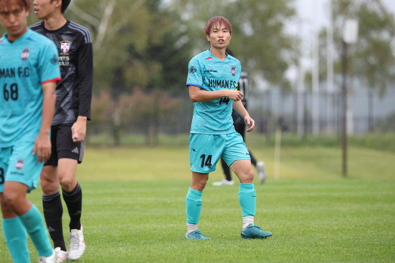 画像 : 4番目の画像 - 【写真】決勝でもキャプテンマークを巻いて光るプレーを見せた鈴木。優勝カップを受け取り、大会MVPに選出された（写真◎石倉利英） - サッカーマガジンWEB