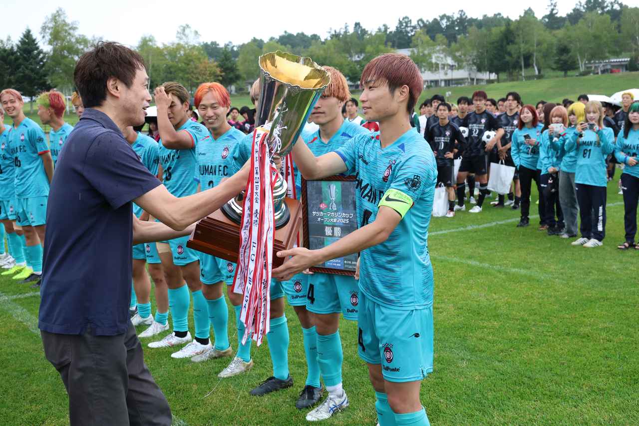 画像 : 5番目の画像 - 【写真】決勝でもキャプテンマークを巻いて光るプレーを見せた鈴木。優勝カップを受け取り、大会MVPに選出された（写真◎石倉利英） - サッカーマガジンWEB