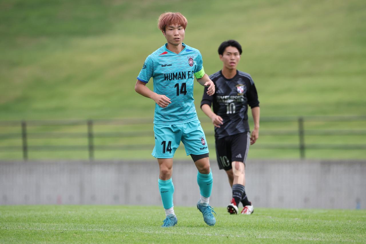 画像 : 1番目の画像 - 【写真】決勝でもキャプテンマークを巻いて光るプレーを見せた鈴木。優勝カップを受け取り、大会MVPに選出された（写真◎石倉利英） - サッカーマガジンWEB