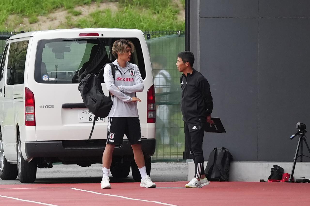 画像 : 1番目の画像 - 【写真】練習場を訪れた横浜FCの前監督、四方田修平氏と話し込む小川航基（写真◎青山知雄） - サッカーマガジンWEB