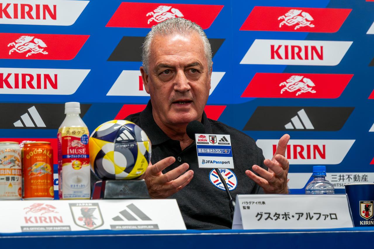 画像 : 1番目の画像 - 【写真】前日会見に登壇したアルファロ監督とトレーニングするＧＫ陣（写真◎舩木渉） - サッカーマガジンWEB