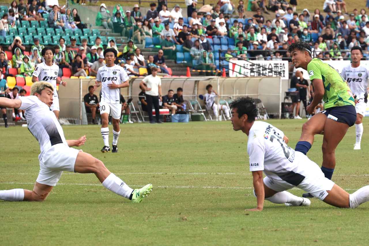 画像 : 1番目の画像 - 【写真】同点ゴールを決めた東條は富樫の逆転ゴールをアシストし、喜びを分かち合う（写真◎石倉利英） - サッカーマガジンWEB