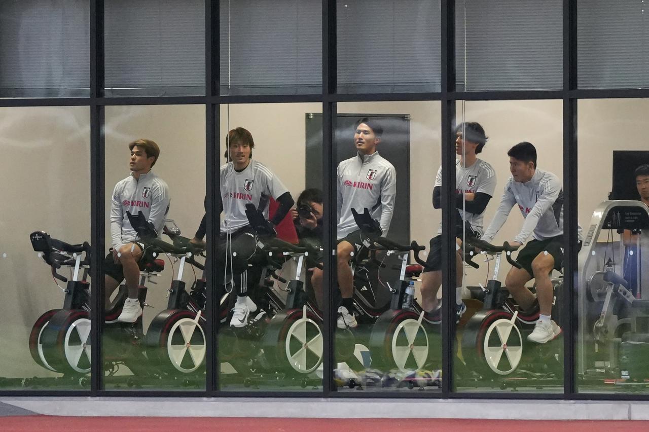 画像: 室内でトレーニングするリカバリー組。一番左が佐野海舟(写真◎青山知雄)