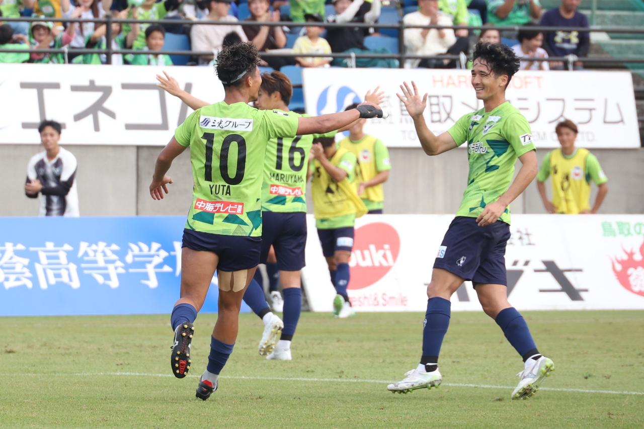 画像 : 2番目の画像 - 【写真】同点ゴールを決めた東條は富樫の逆転ゴールをアシストし、喜びを分かち合う（写真◎石倉利英） - サッカーマガジンWEB