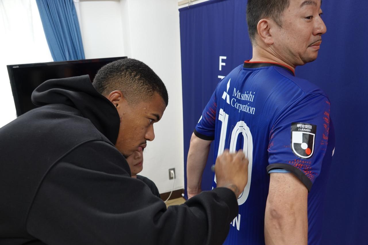 画像 : 1番目の画像 - 【写真】マルセロ・ヒアンとレイザーラモンRGの仲良し2ショット！（写真◎FC東京） - サッカーマガジンWEB