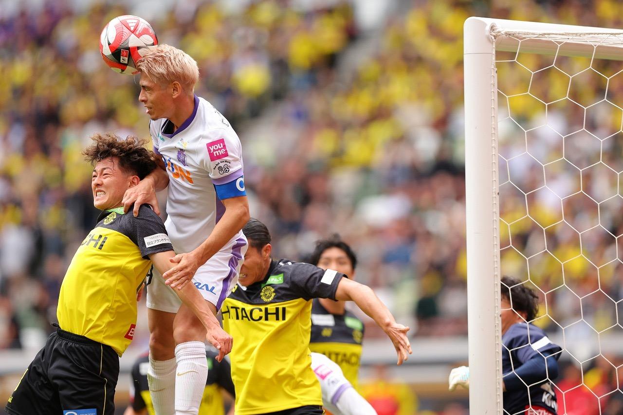 画像: 3点目は中野就斗のロングスローを佐々木翔がヘッドでつないで生まれた（写真◎桜井ひとし）