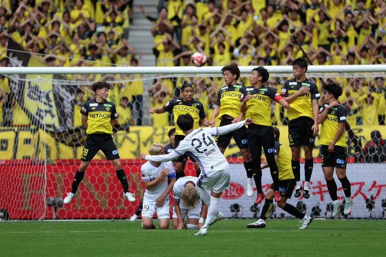 画像: 蹴るコースは「決めていた」という（写真◎高野　徹）