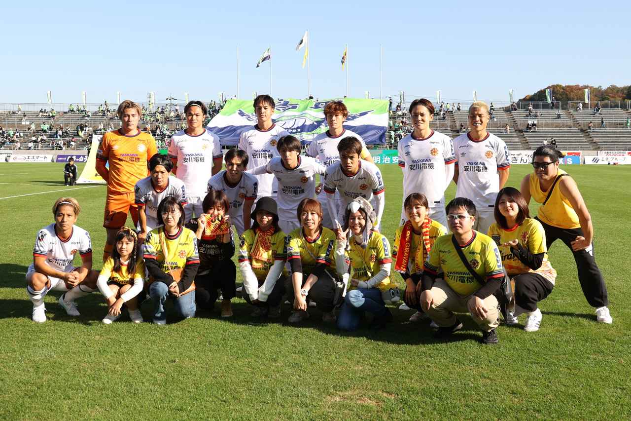 画像 : 1番目の画像 - 【写真】フル出場で古巣相手の勝利を目指した高柳。同じく大宮から期限付き移籍中の鳥取MF清水祐輔とのマッチアップも見られた（写真◎石倉利英） - サッカーマガジンWEB