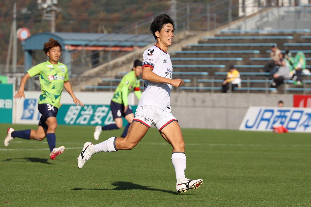 画像 : 2番目の画像 - 【写真】フル出場で古巣相手の勝利を目指した高柳。同じく大宮から期限付き移籍中の鳥取MF清水祐輔とのマッチアップも見られた（写真◎石倉利英） - サッカーマガジンWEB