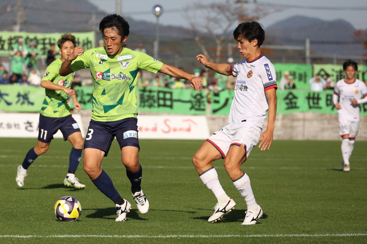 画像 : 8番目の画像 - 【写真】フル出場で古巣相手の勝利を目指した高柳。同じく大宮から期限付き移籍中の鳥取MF清水祐輔とのマッチアップも見られた（写真◎石倉利英） - サッカーマガジンWEB