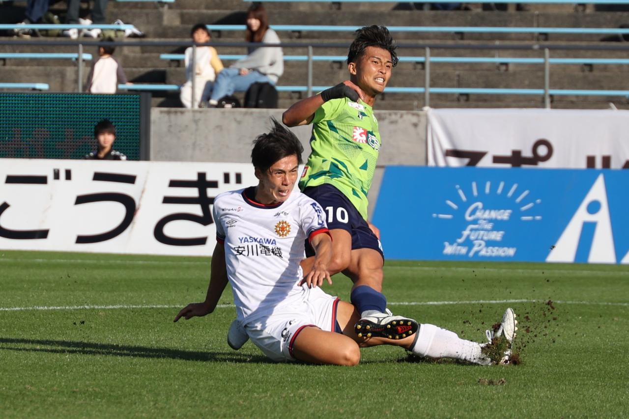 画像 : 4番目の画像 - 【写真】フル出場で古巣相手の勝利を目指した高柳。同じく大宮から期限付き移籍中の鳥取MF清水祐輔とのマッチアップも見られた（写真◎石倉利英） - サッカーマガジンWEB