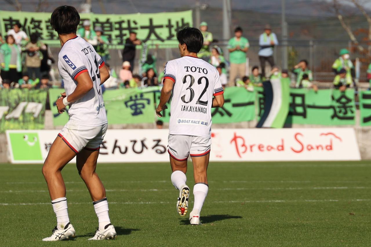 画像 : 3番目の画像 - 【写真】フル出場で古巣相手の勝利を目指した高柳。同じく大宮から期限付き移籍中の鳥取MF清水祐輔とのマッチアップも見られた（写真◎石倉利英） - サッカーマガジンWEB