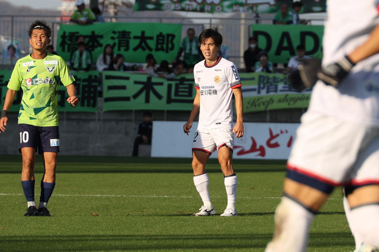 画像 : 5番目の画像 - 【写真】フル出場で古巣相手の勝利を目指した高柳。同じく大宮から期限付き移籍中の鳥取MF清水祐輔とのマッチアップも見られた（写真◎石倉利英） - サッカーマガジンWEB