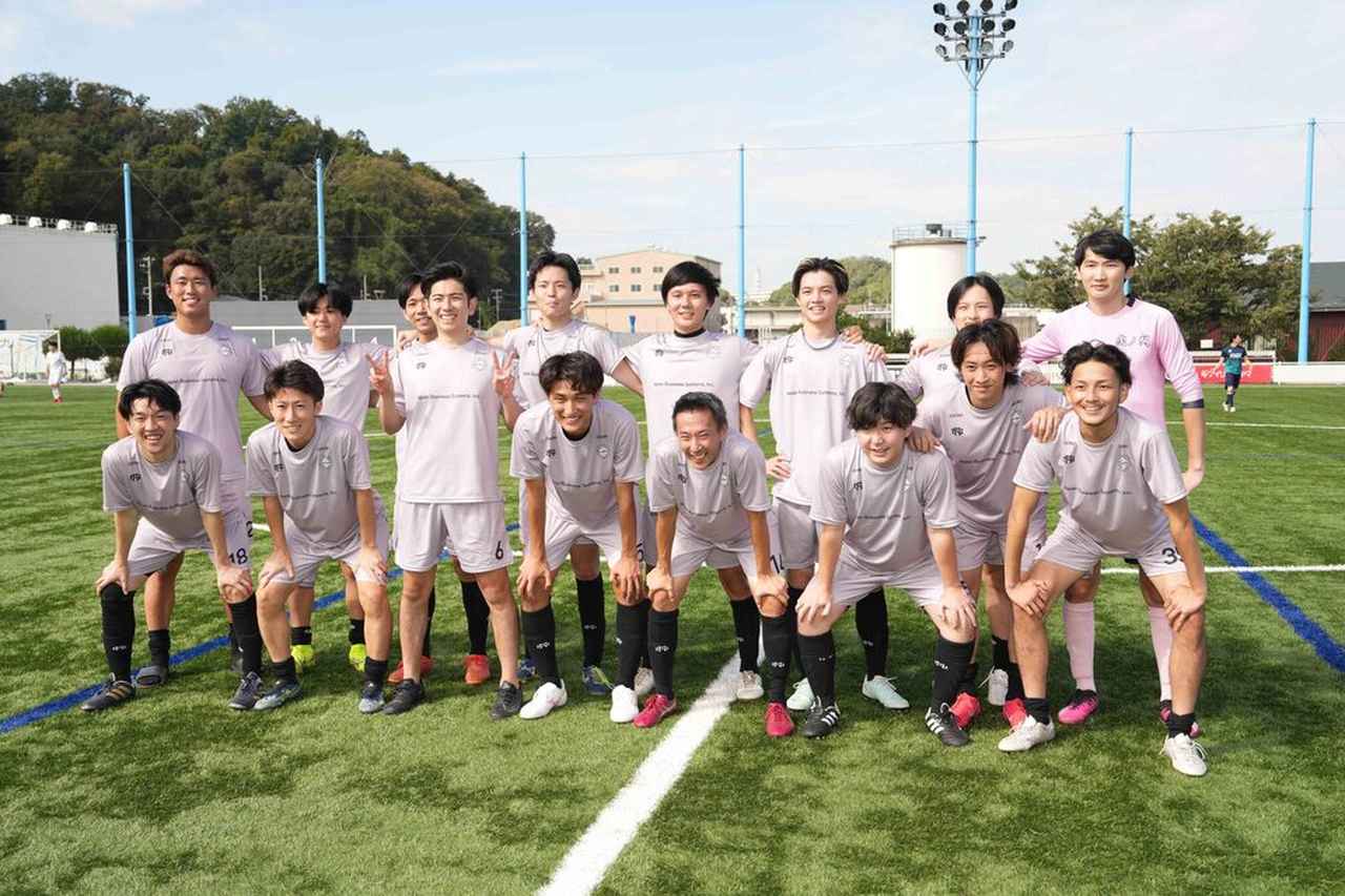 画像: 6大会ぶりの優勝を決めたJBS。第5節に出場したメンバーで記念撮影（写真◎川口洋）