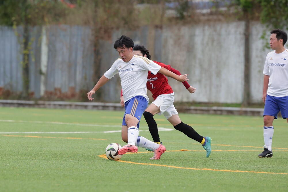 画像: セットプレーから先制点をマークしたIKIの湊谷仁（写真◎川口洋）