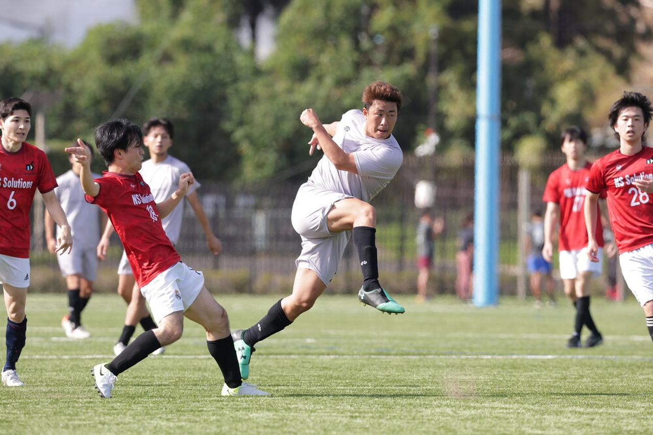 画像: 得意のロングシュートで果敢にゴールを狙ったJBSの木下諒人（写真◎川口洋）