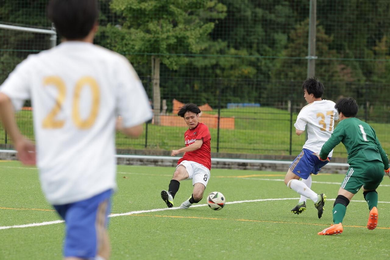 画像: NSSOLの真辺将弥がクロスに合わせて逆転ゴールを奪った（写真◎川口洋）