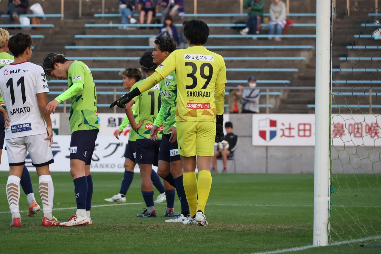 画像 : 1番目の画像 - 【写真】フル出場した櫻庭は試合終了の瞬間、ピッチに大の字になってガッツポーズ。キャプテンのDF温井颯斗と勝利の喜びを分かち合った（写真◎石倉利英） - サッカーマガジンWEB