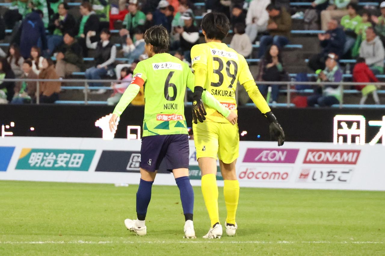 画像 : 3番目の画像 - 【写真】フル出場した櫻庭は試合終了の瞬間、ピッチに大の字になってガッツポーズ。キャプテンのDF温井颯斗と勝利の喜びを分かち合った（写真◎石倉利英） - サッカーマガジンWEB