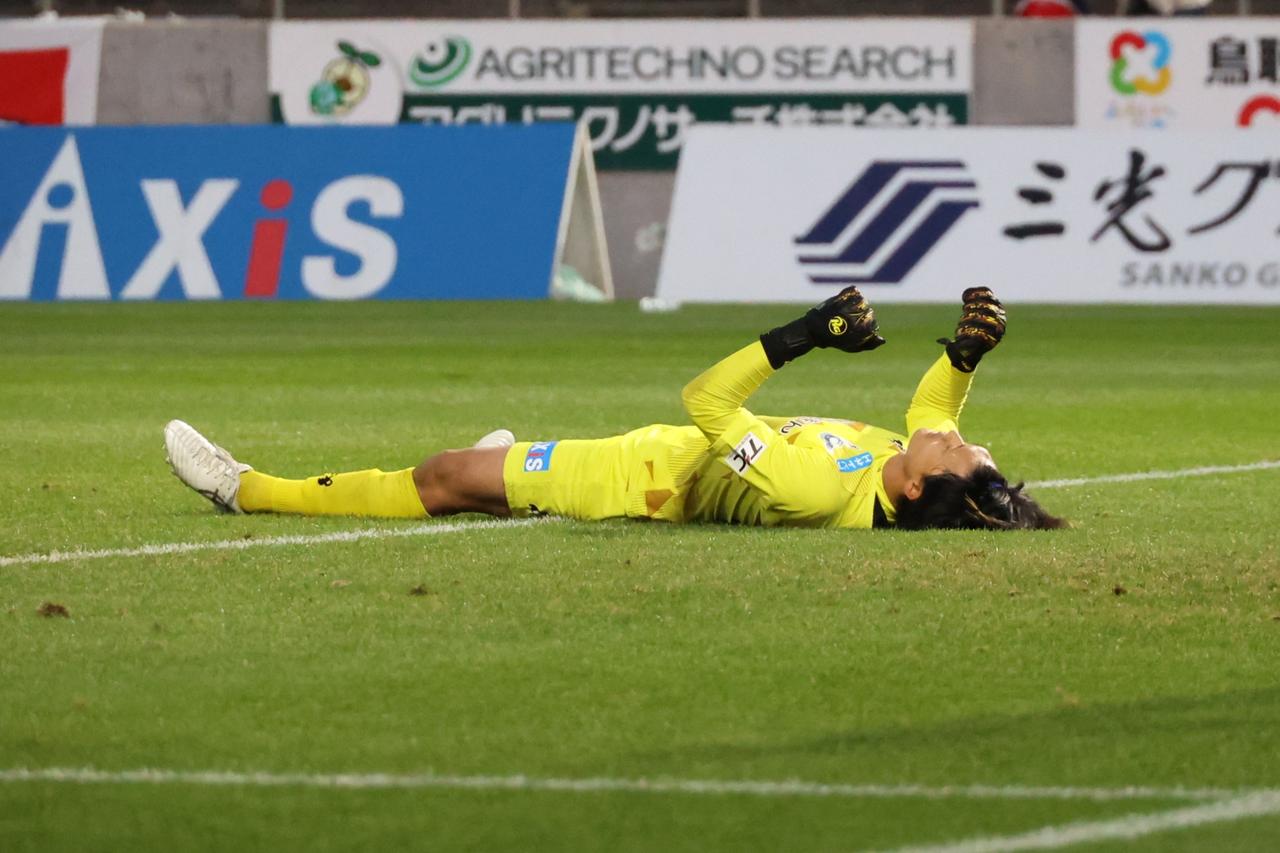 画像 : 2番目の画像 - 【写真】フル出場した櫻庭は試合終了の瞬間、ピッチに大の字になってガッツポーズ。キャプテンのDF温井颯斗と勝利の喜びを分かち合った（写真◎石倉利英） - サッカーマガジンWEB