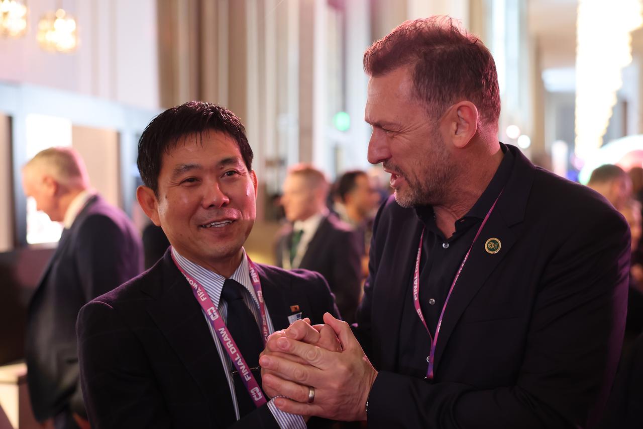 画像: 広島時代のチームメイト、オーストラリア代表のポポヴィッチ監督とドロー会場で話す森保監督（写真◎Getty Images）