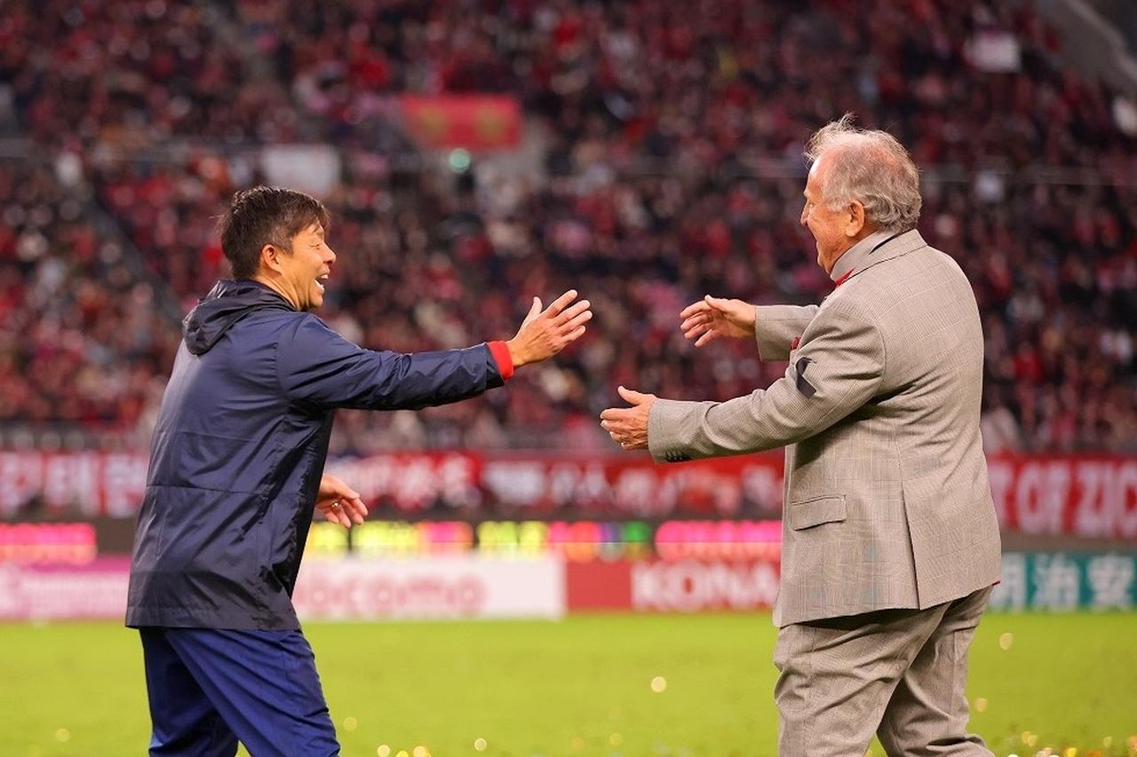 画像: 鹿島の礎を築いたジーコ(右)から鬼木達監督へ。伝統は受け継がれる(写真◎桜井ひとし)