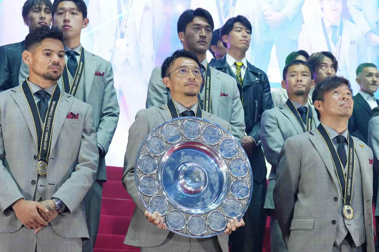 画像: J1優勝チーム、鹿島アントラーズの柴崎岳主将がシャーレを持ってチームメイトと登場。左は得点王と最優秀ゴール賞を受賞したレオ・セアラ（写真◎J.LEAGUE）