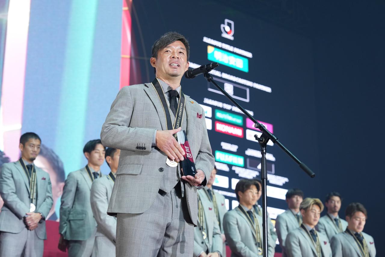 画像: 優勝監督賞を受賞した鹿島の鬼木達監督（写真◎J.LEAGUE）