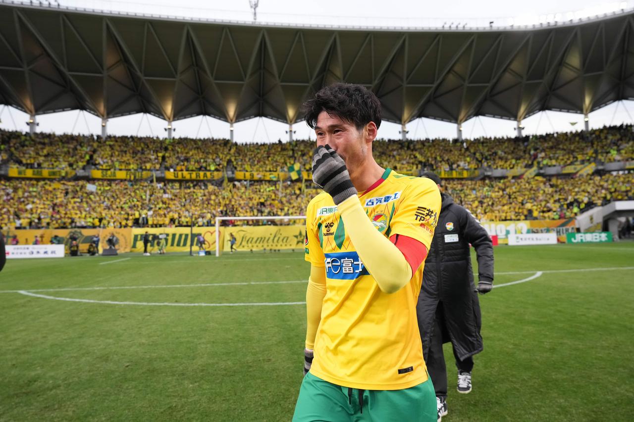 画像: 目頭を押さえる鈴木大輔(写真◎J.LEAGUE)