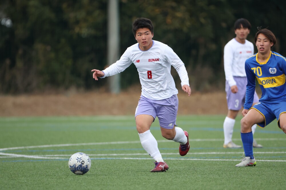 画像: 中盤の底で攻撃を組み立てる武南の小山一絆（写真◎髙野徹）