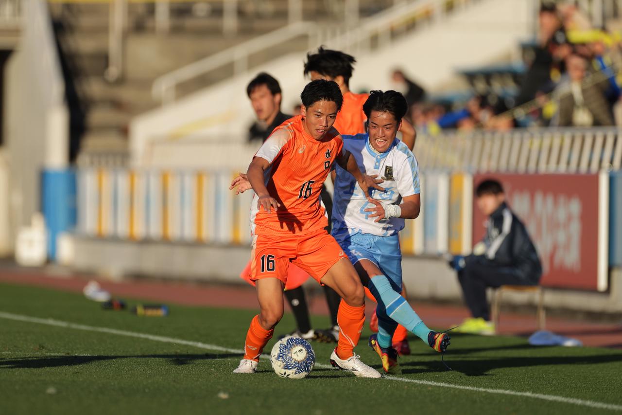 画像 : 5番目の画像 - 【写真】どちらも一歩も譲らない激しい攻防が続いたが、水口が終盤に上田西のゴールをこじ開けた（写真◎金子悟） - サッカーマガジンWEB