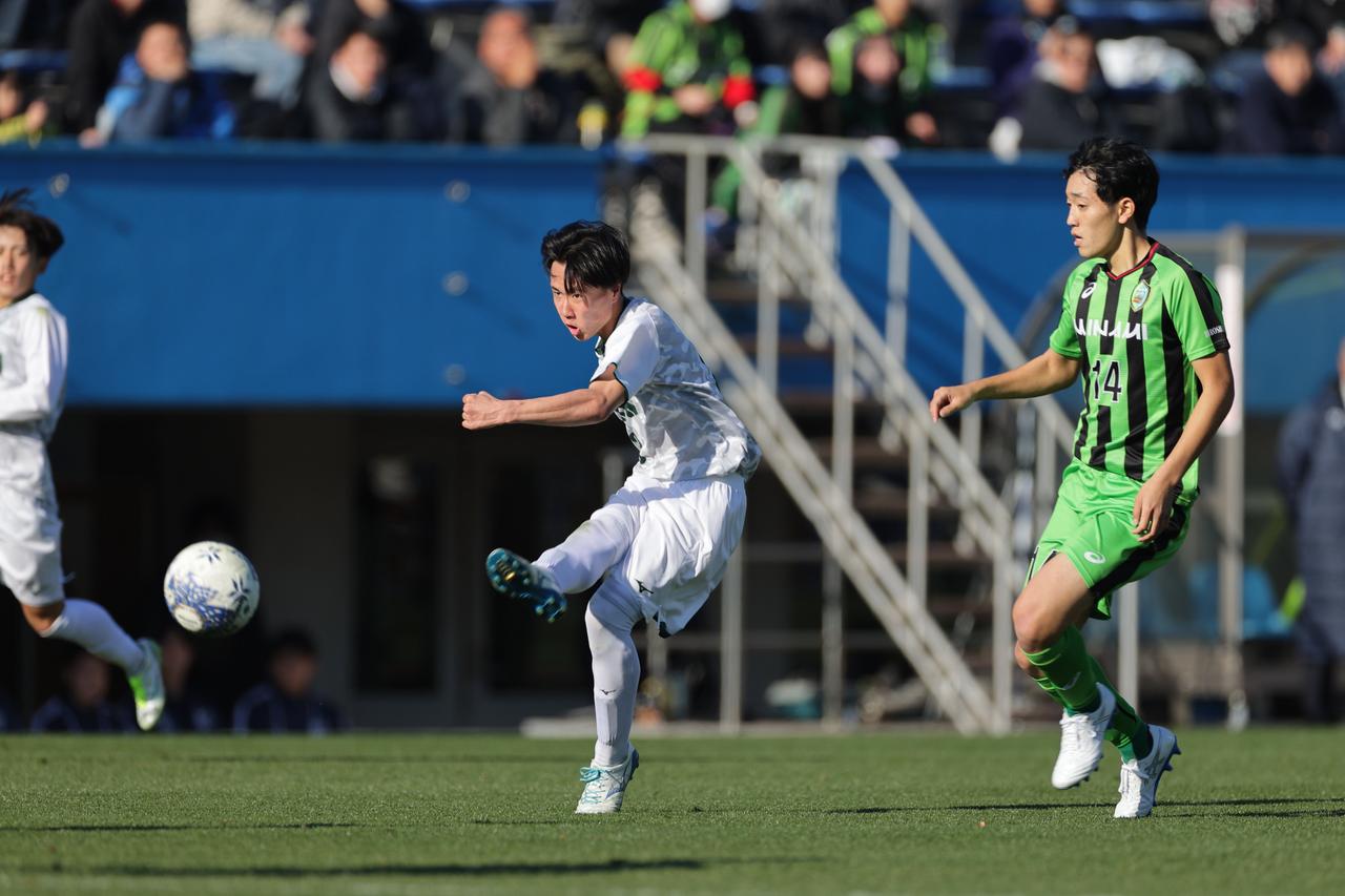 画像 : 5番目の画像 - 【写真】前半は広島皆実、後半は専大北上が優勢だったが、広島皆実が1点差で逃げ切った（写真◎金子悟） - サッカーマガジンWEB