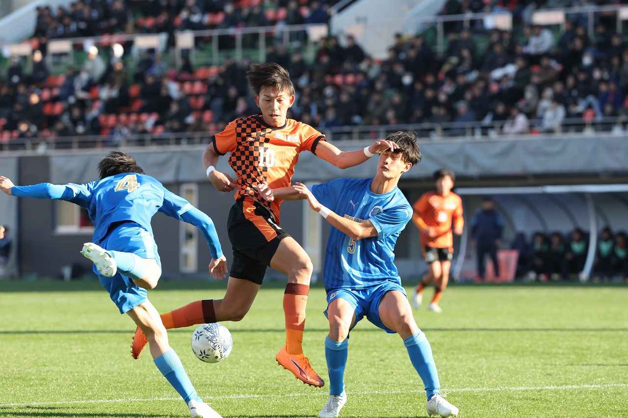 画像 : 1番目の画像 - 【写真一覧】前半に畳かけた高川学園が福井商を下した（写真◎高野徹） - サッカーマガジンWEB