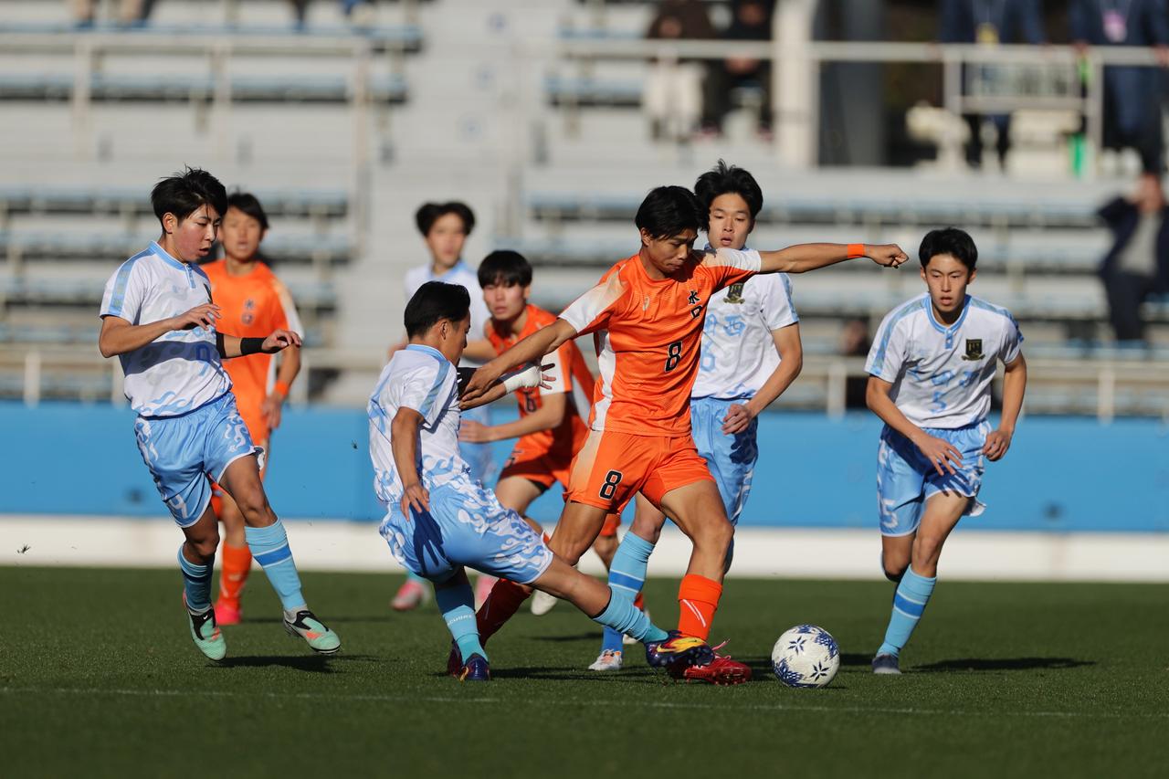 画像 : 1番目の画像 - 【写真】どちらも一歩も譲らない激しい攻防が続いたが、水口が終盤に上田西のゴールをこじ開けた（写真◎金子悟） - サッカーマガジンWEB