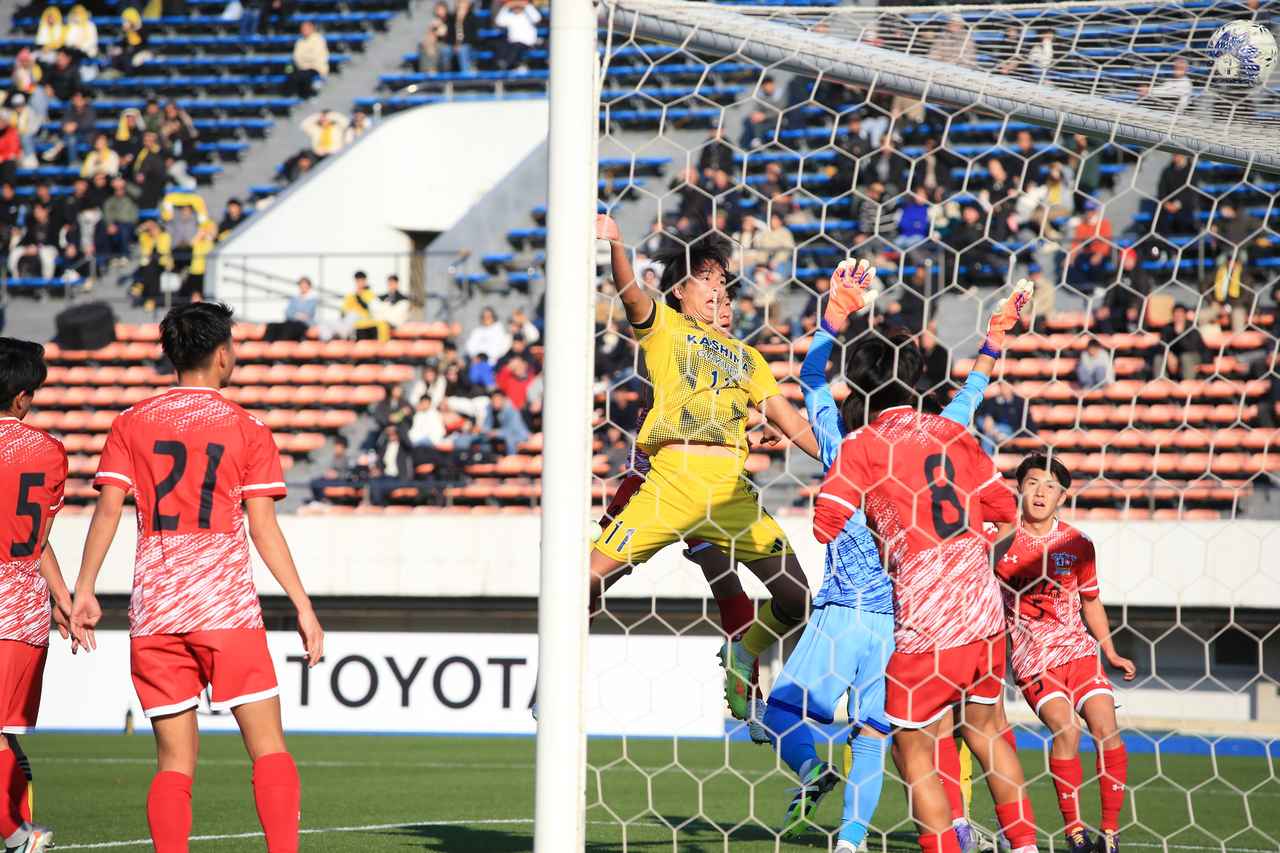 画像 : 1番目の画像 - 【写真一覧】鹿島学園対新田は異なるスタイルのぶつかり合いとなった（写真◎福地和男） - サッカーマガジンWEB