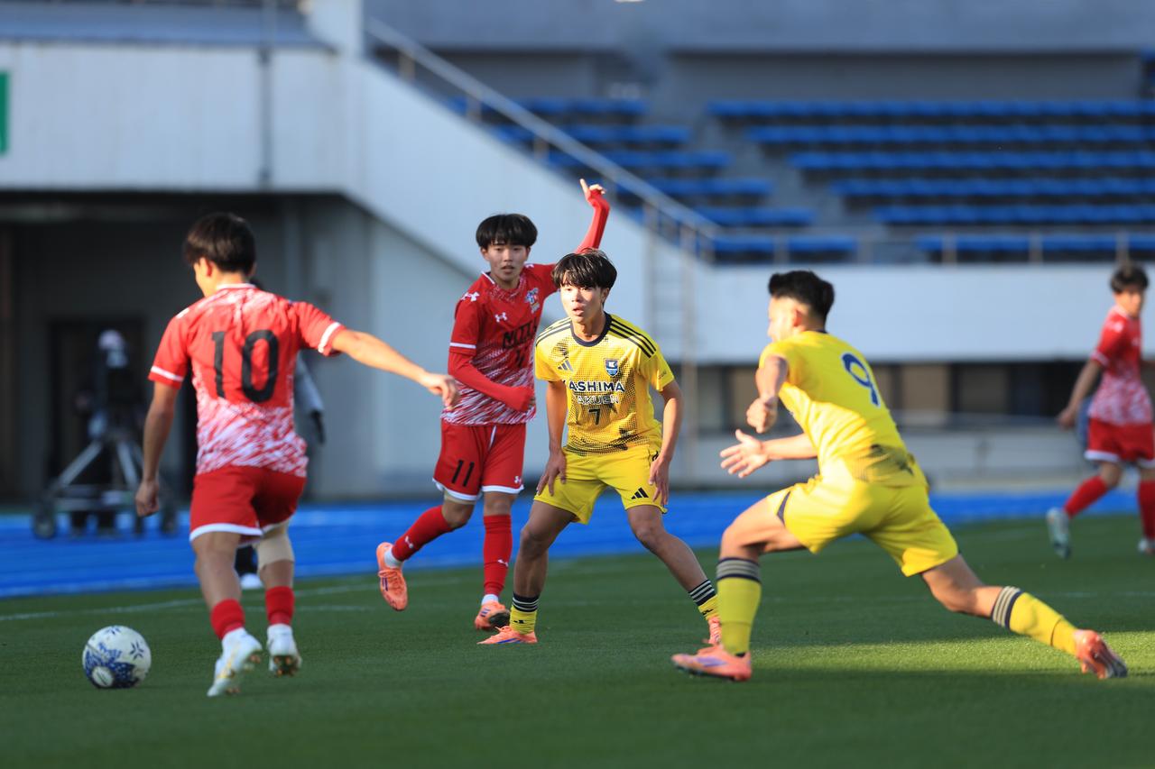 画像 : 6番目の画像 - 【写真一覧】鹿島学園対新田は異なるスタイルのぶつかり合いとなった（写真◎福地和男） - サッカーマガジンWEB