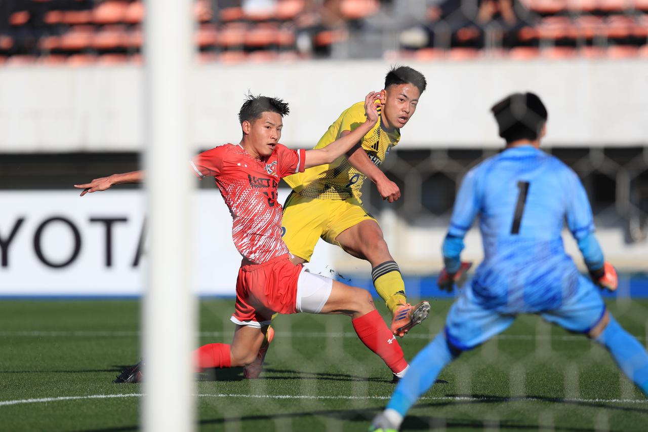 画像 : 4番目の画像 - 【写真一覧】鹿島学園対新田は異なるスタイルのぶつかり合いとなった（写真◎福地和男） - サッカーマガジンWEB