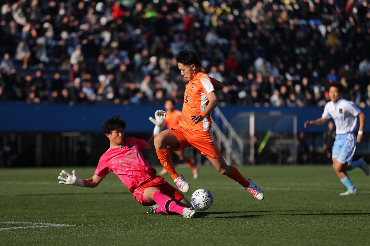 画像 : 2番目の画像 - 【写真】どちらも一歩も譲らない激しい攻防が続いたが、水口が終盤に上田西のゴールをこじ開けた（写真◎金子悟） - サッカーマガジンWEB