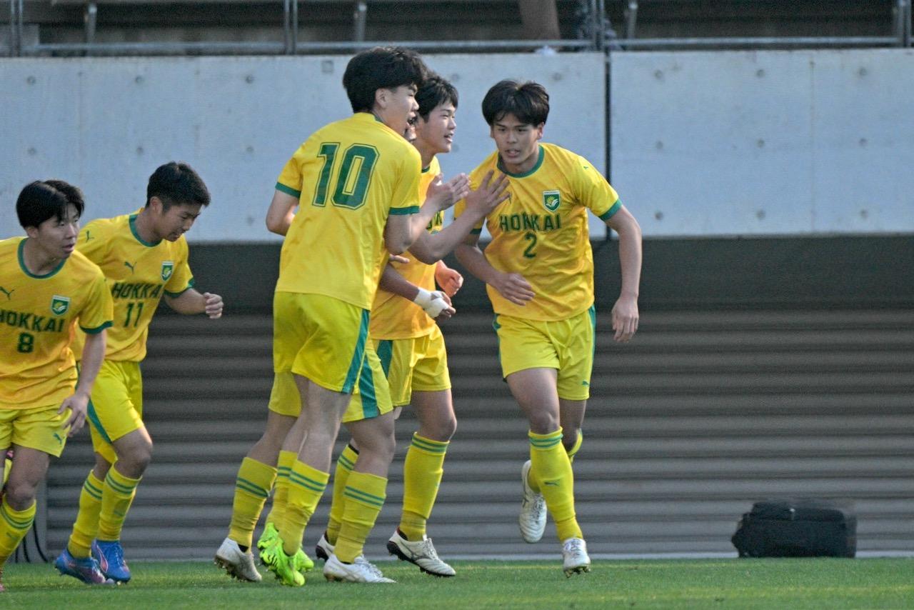 画像 : 1番目の画像 - 【写真一覧】北海は幸先よく先制ゴールを奪ったが… - サッカーマガジンWEB