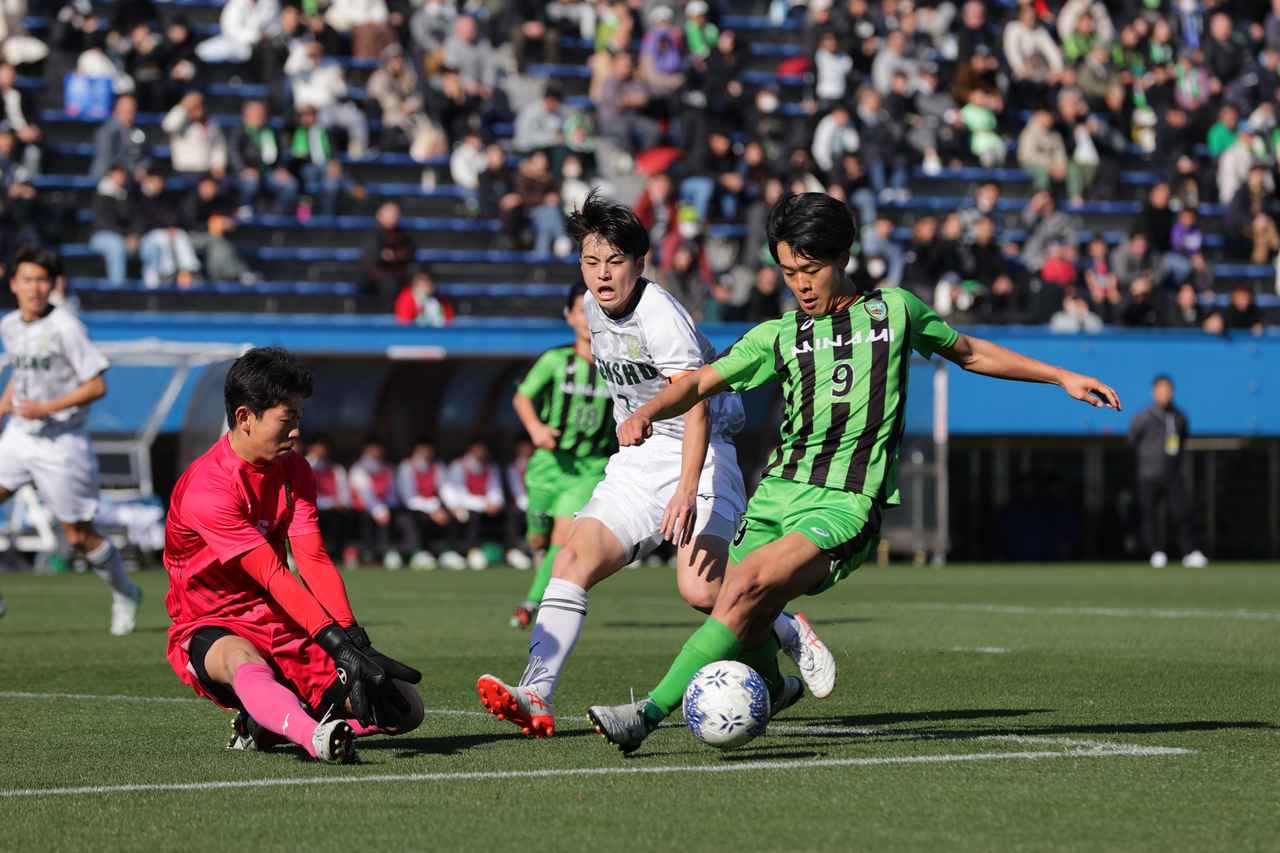 画像 : 1番目の画像 - 【写真】前半は広島皆実、後半は専大北上が優勢だったが、広島皆実が1点差で逃げ切った（写真◎金子悟） - サッカーマガジンWEB