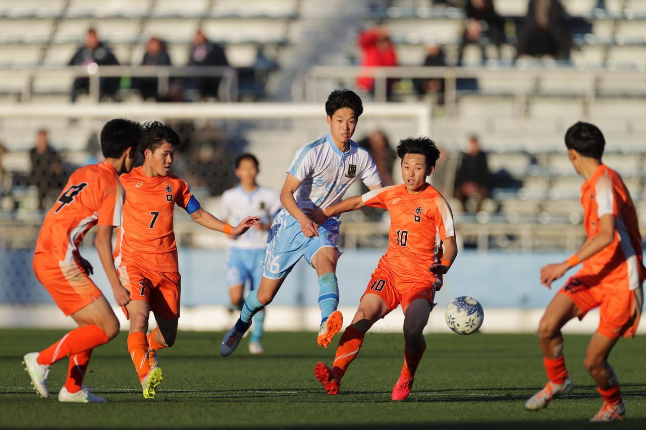 画像 : 4番目の画像 - 【写真】どちらも一歩も譲らない激しい攻防が続いたが、水口が終盤に上田西のゴールをこじ開けた(写真◎金子悟) - サッカーマガジンWEB