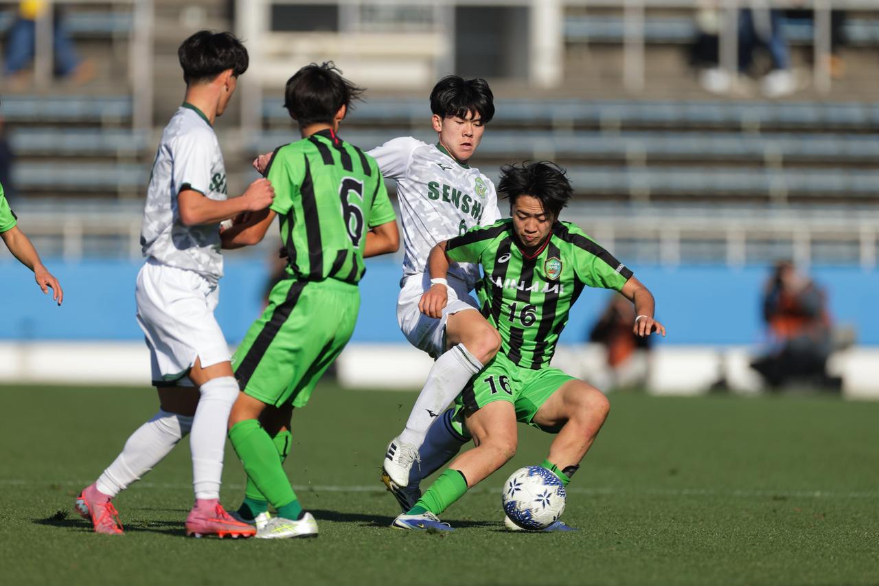 画像 : 4番目の画像 - 【写真】前半は広島皆実、後半は専大北上が優勢だったが、広島皆実が1点差で逃げ切った（写真◎金子悟） - サッカーマガジンWEB
