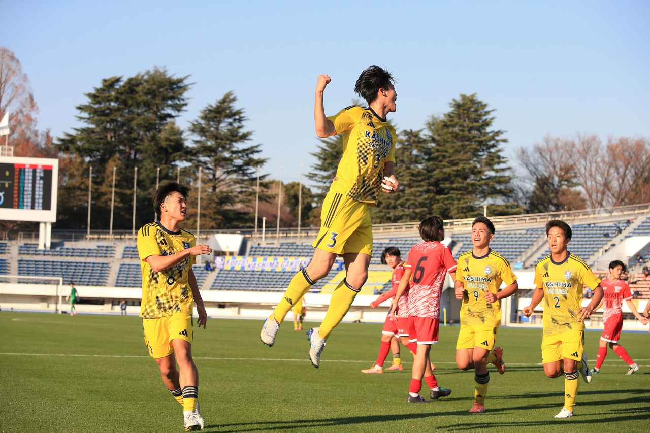 画像 : 3番目の画像 - 【写真一覧】鹿島学園対新田は異なるスタイルのぶつかり合いとなった（写真◎福地和男） - サッカーマガジンWEB