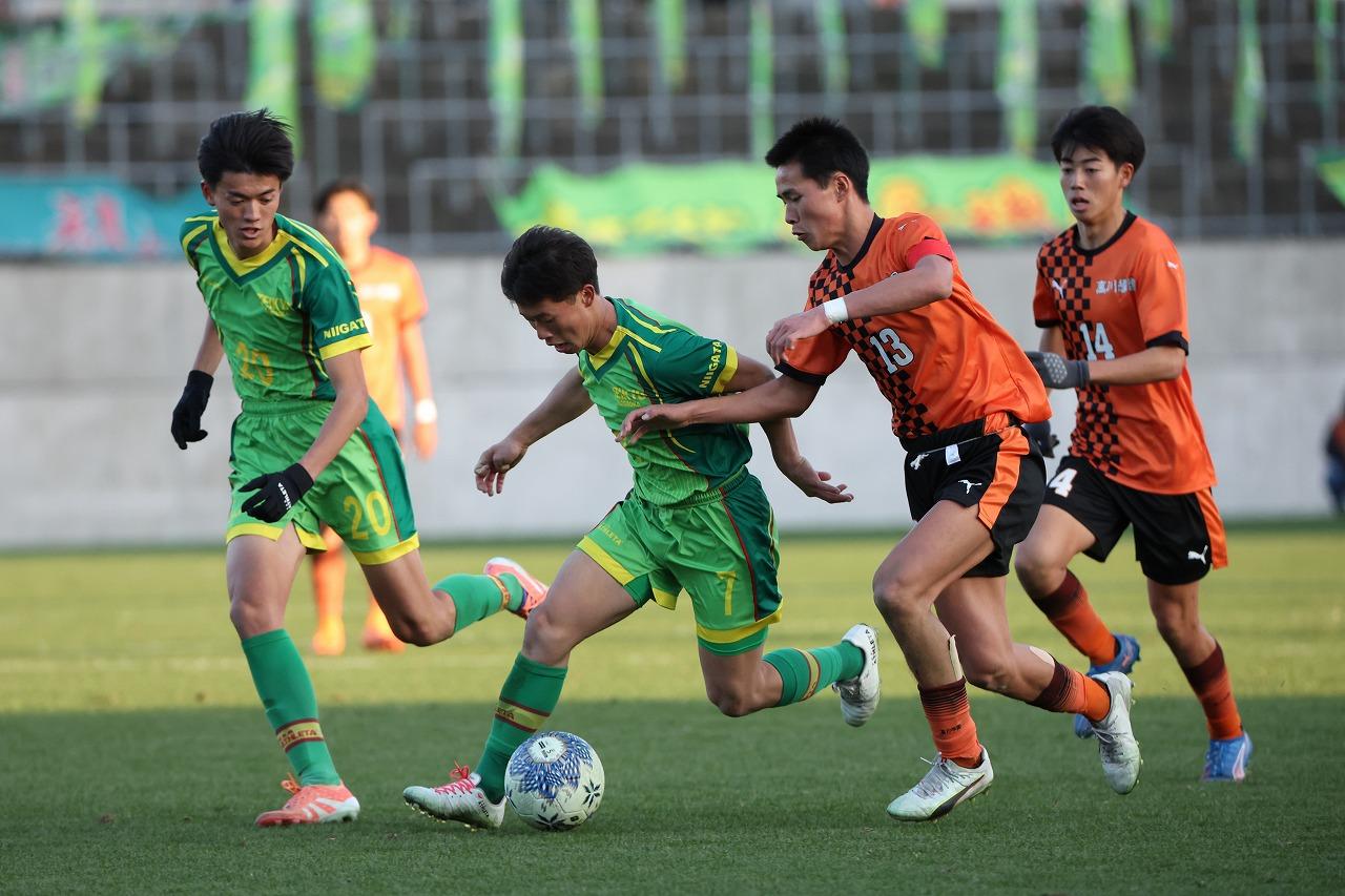 画像 : 6番目の画像 - 【写真一覧】高川学園対帝京長岡は今大会随一の劇的な展開となった（写真◎高野徹） - サッカーマガジンWEB